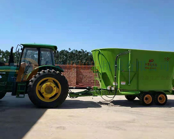 立式牽引18立方TMR飼料攪拌機(jī)