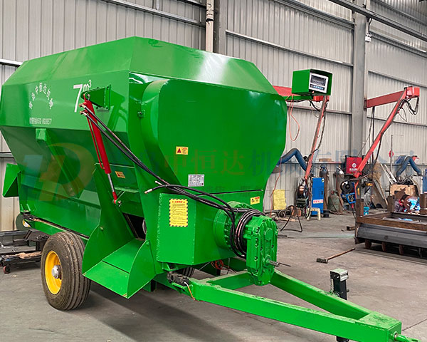 臥式牽引7立方TMR飼料攪拌機(jī)